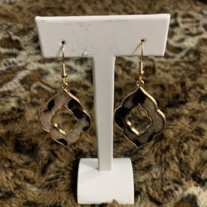 Faux Fur Dangled Earrings (gold)